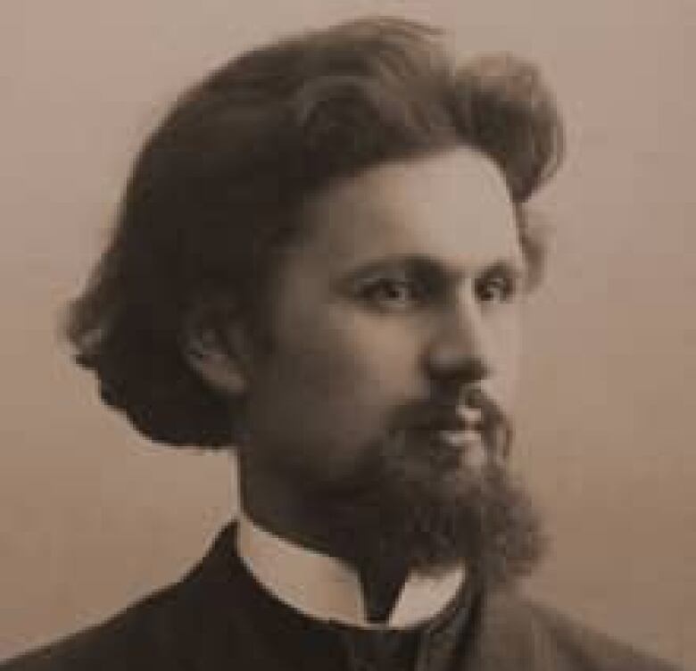 Matti Kurikka in a sepia-toned photo from the early 1900s.