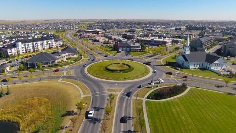 A photo of a traffic circle.