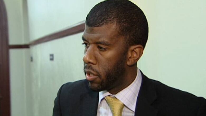 Picture of Lyle Howe at courthouse. 