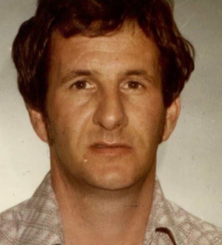 A mugshot of a white man with brown hair.