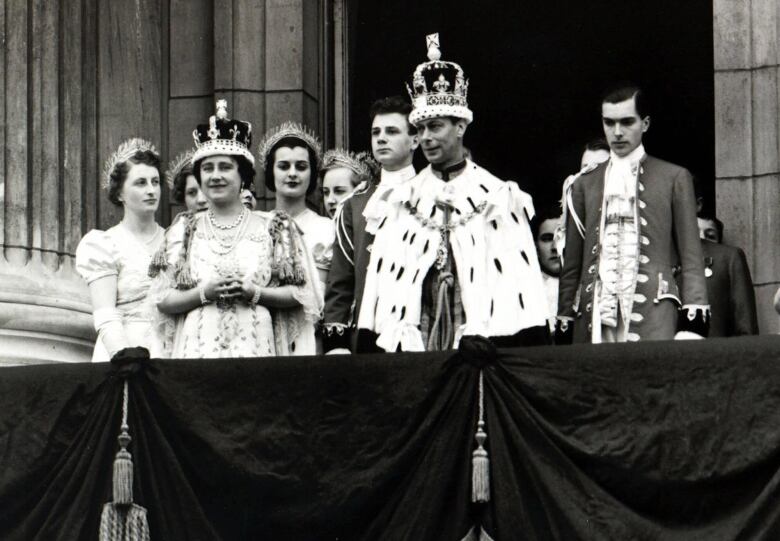 Royal Family standing on palace balcony in 1936