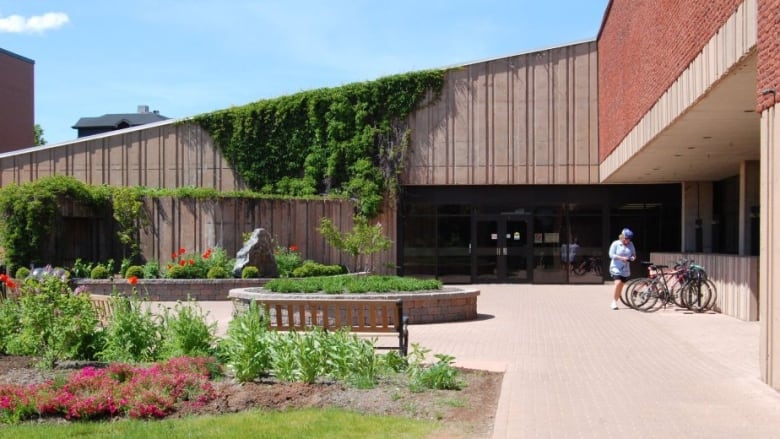 The outside of the UPEI Robertson Library in summertime. 