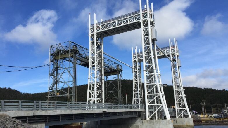 A picture of the huge lift bridge between Jerseyside and Placentia on a clear day. 