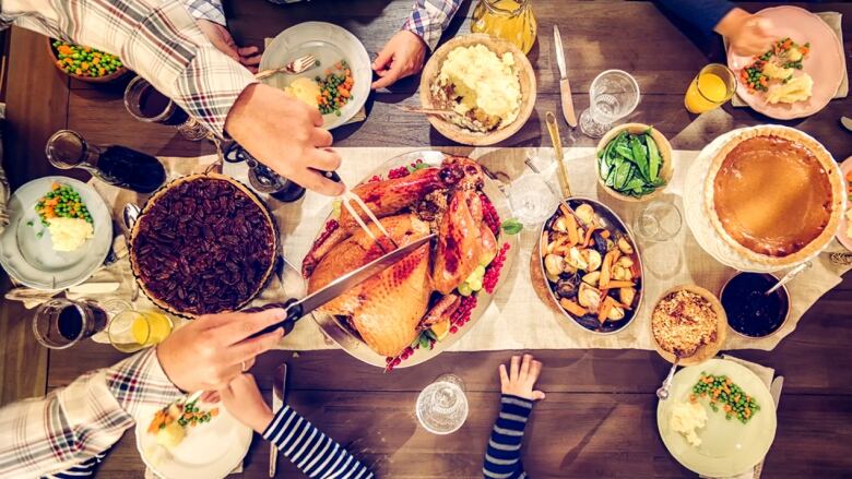 A family having Thansgiving dinner