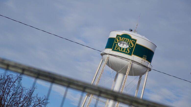 A green and white water tower with the Smiths Falls name and logo.