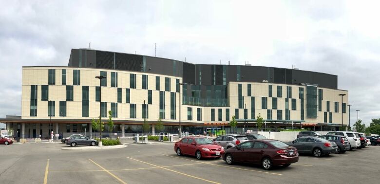 Large building (hospital) - photo taken from the parking lot