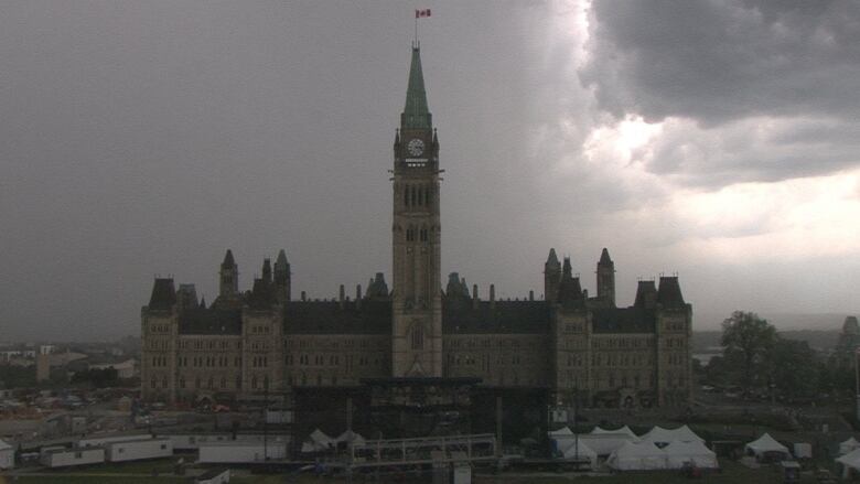 A thunderstorm rolls into a city.