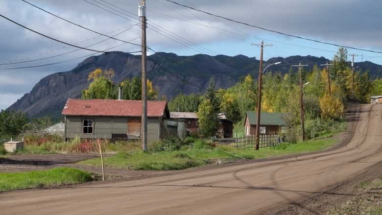 a mountain behind homes