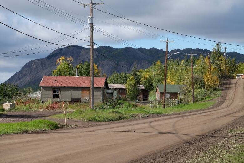 a mountain behind homes