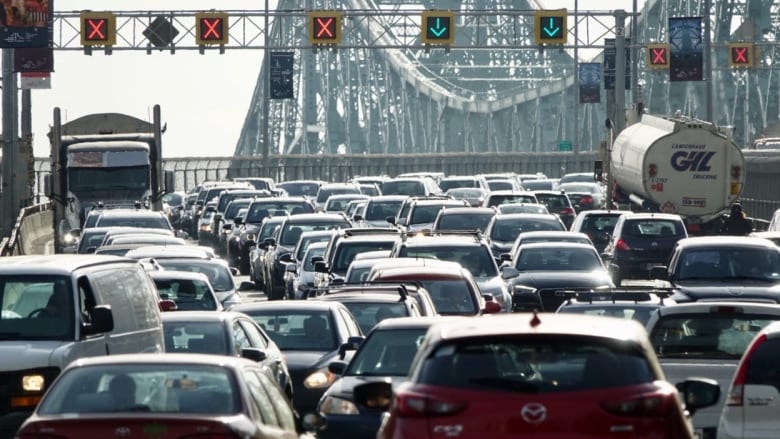 Cars are backed up on the Jacques-Cartier bridge