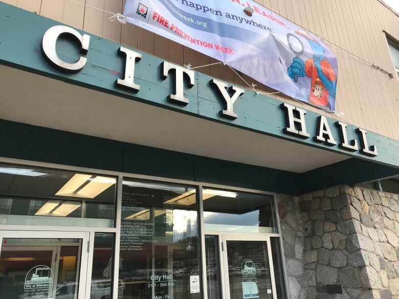 Building with City Hall sign.