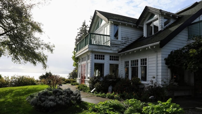 A bed-and-breakfast overlooking a scenic viewpoint.