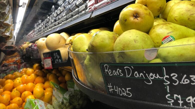 A photo of fruit at the grocery store. 