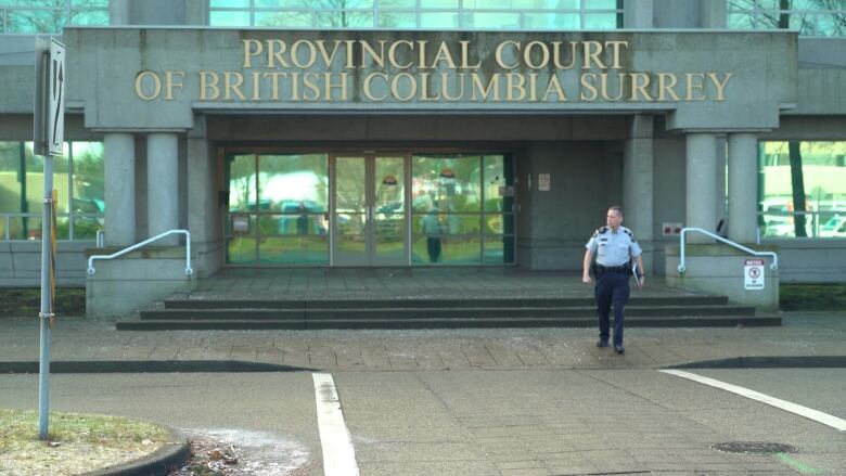 The exterior of a concrete courthouse.