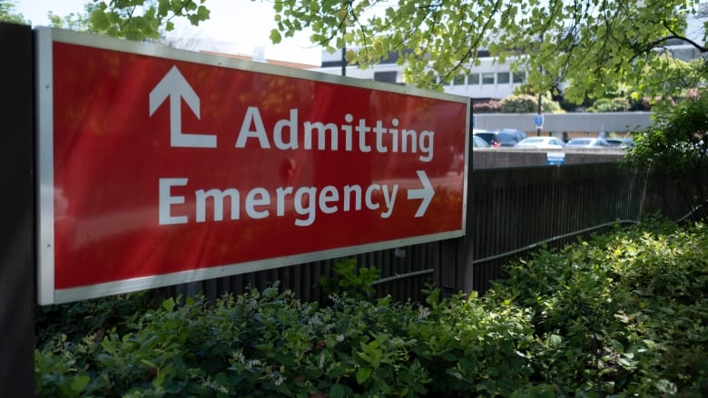 A sign pointing to where the emergency department is