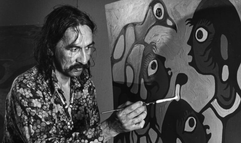 A male artist with long hair is shown painting on July 11, 1979, at a gallery in Kleinberg, Ont.