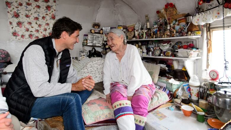 The Prime Minister talks to Inuk elder Qaapik Attagutsiak in her tiny home. 