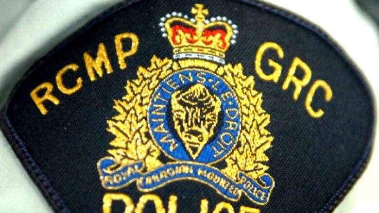 Image shows an RCMP shoulder crest. 