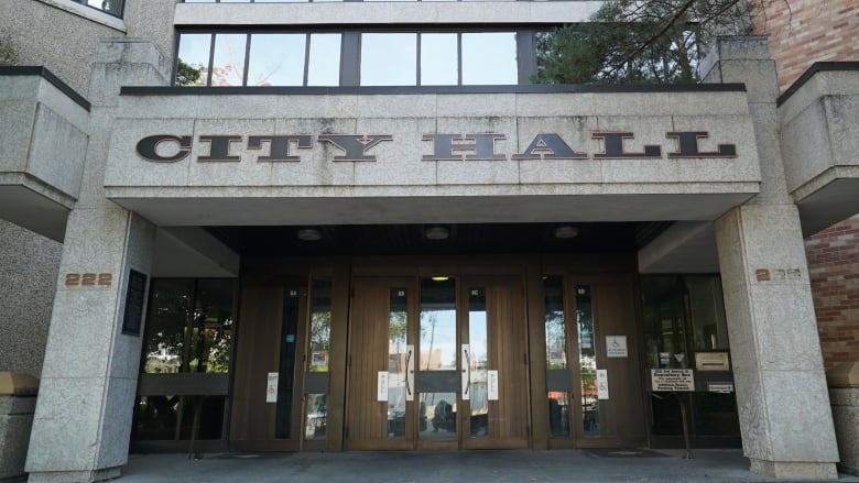 Outdoors shot of the front entrance of Saskatoon City Hall