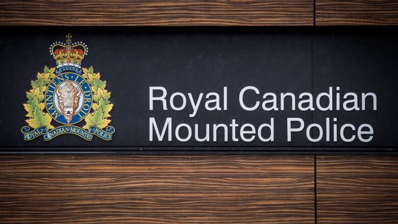 A sign shows the logo of the RCMP with the words 