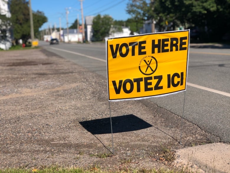 A sign on the side of a road that says 