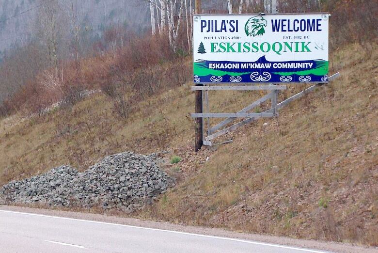 Welcome to Eskasoni sign in Mi'kmaw and English.