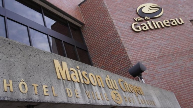 A close-up shot of the Gatineau courthouse, a brick building with brass lettering and a brass sign. 