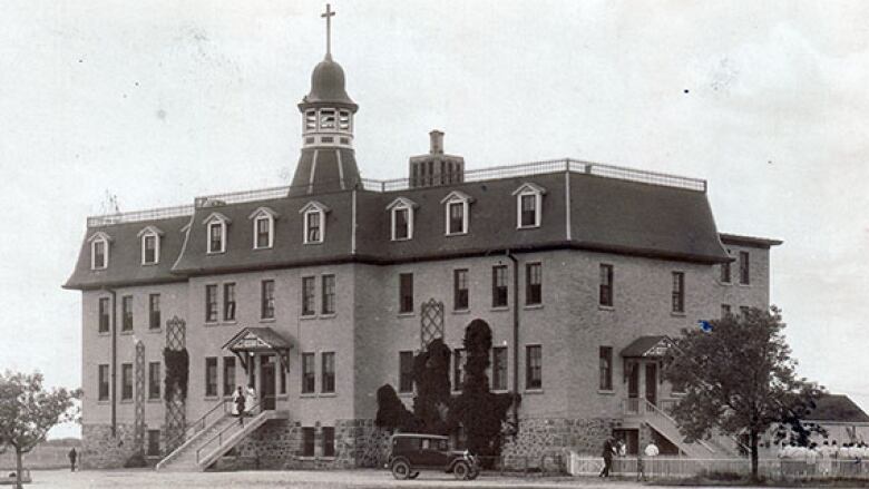 A black and white photo of a building.