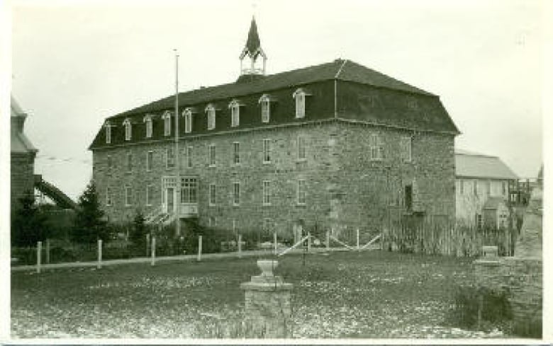 A black and white photo of a building.