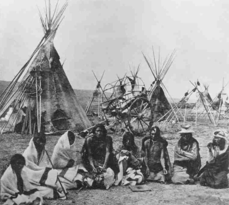 A camp with Indigenous people from the 1800's.