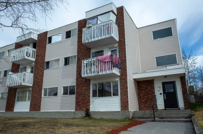 Outside view of a 3-storey apartment building.