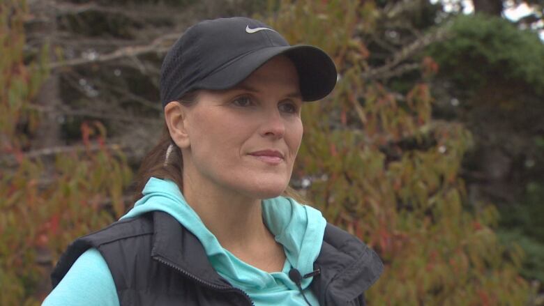 A woman wearing a Nike baseball hat