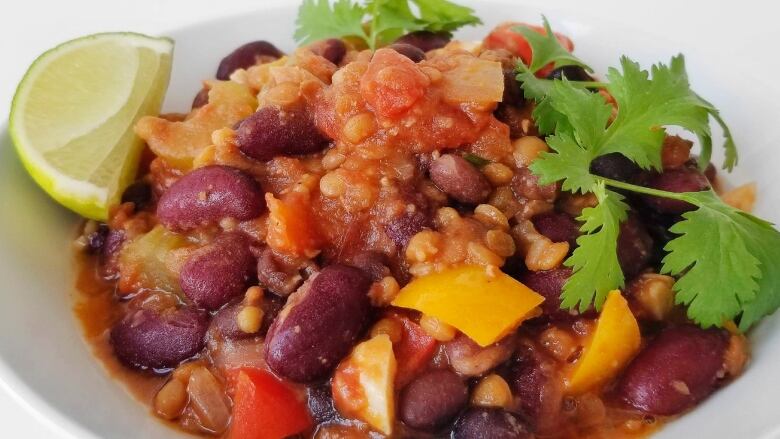 A bowl of chili.