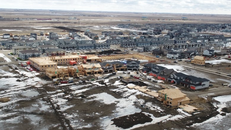 An aerial photo of multiple houses under construction. 