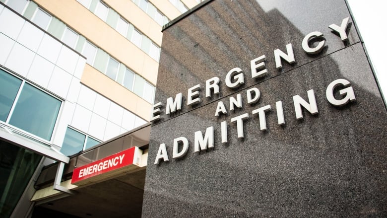 A sign in front of the emergency department at a hospital that says 