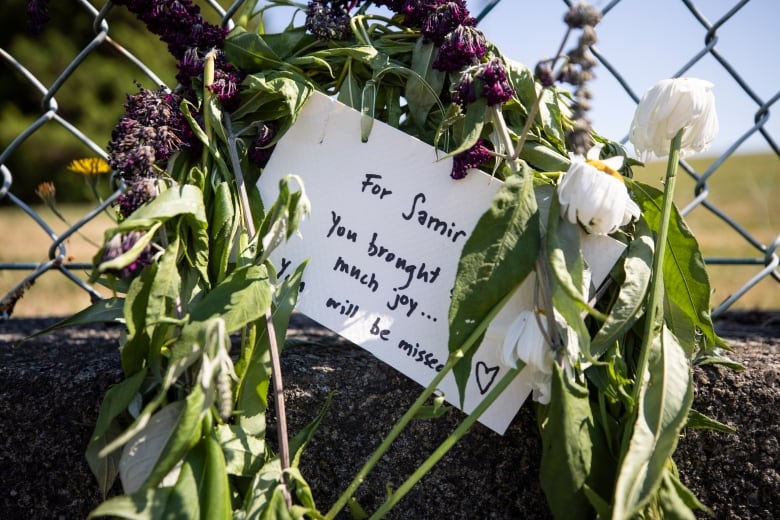 A bouquet and a note with a little heart symbol at the end that reads, 'For Samir, you brought so much joy ... you will be missed.' 