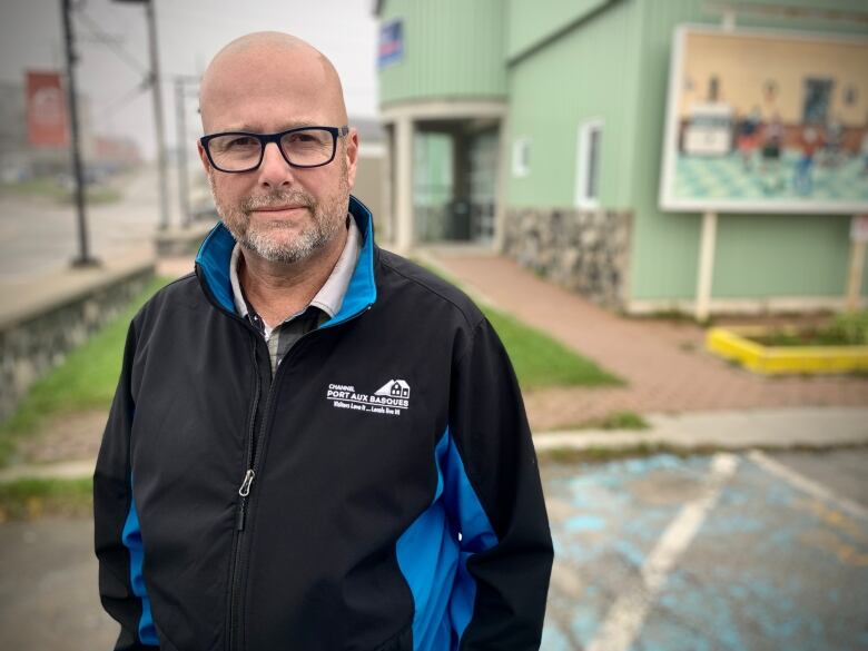 A man stands in front of a town hall