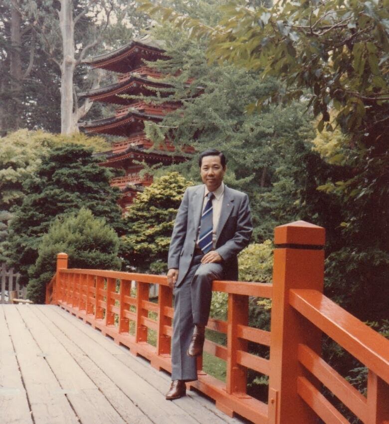 A man in front of an pagoda.