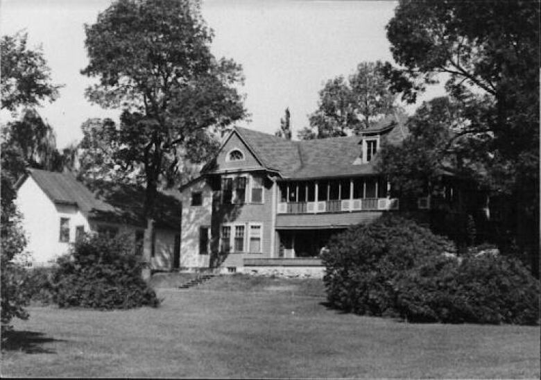 Black and white photo of stately home.