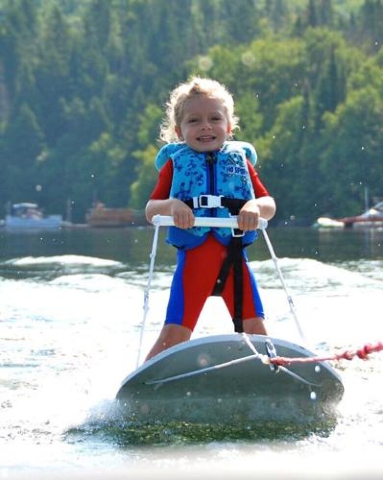 Little kid on waterski