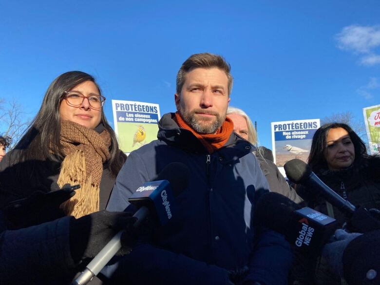 Gabriel Nadeau-Dubois answers journalists' questions at the protest