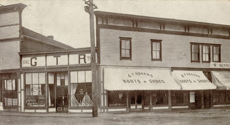 Multiple vintage stores are standing on the street.