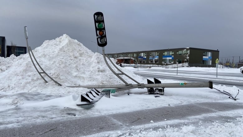 Fallen traffic light pole fell in Sept-les during storm