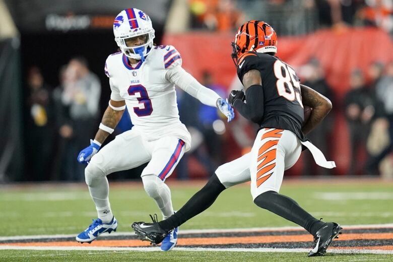 Two football players before a tackle.