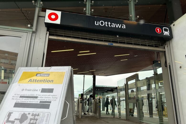 A sign outside the uOttawa LRT station warns passengers O-Train Line 1 service is not available due to a damaged overhead wire on Jan. 7, 2022.