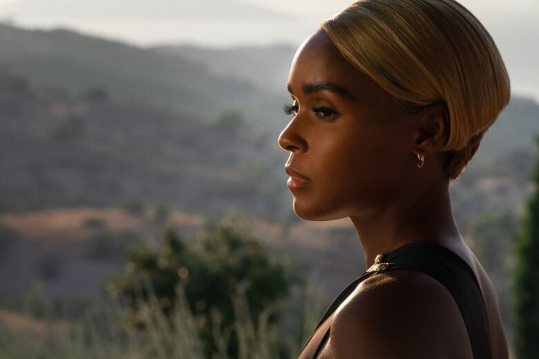 Janelle Monae in character in a scene from the film Glass Onion: A Knives Out Mystery.