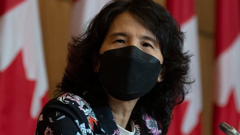 Theresa Tam wears a mask at a press conference. 