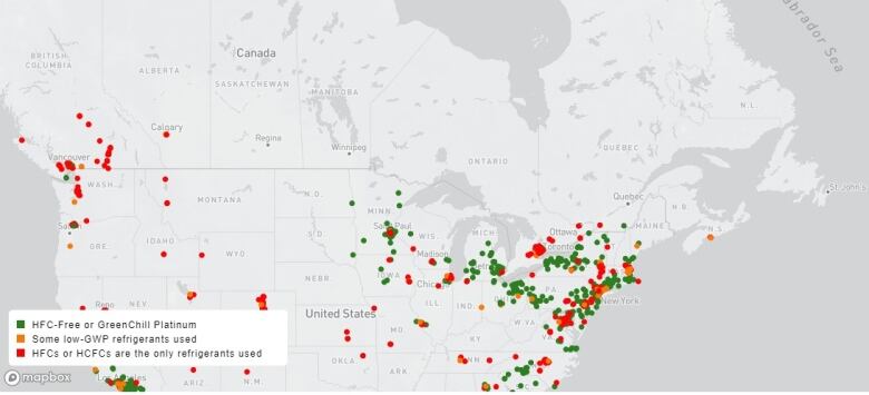 A map of North America showing red, orange and green dots representing grocery stores with different refrigerants