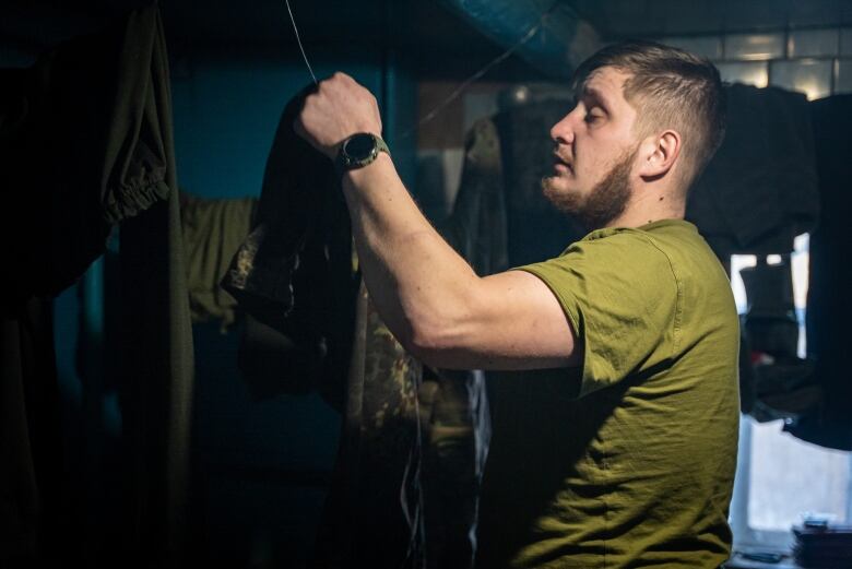 An unidentified member of a Ukrainian artillery crew in Bakhmut. Ukrainian soldiers tell CBC News they've seen Russian soldiers change their tactics in recent weeks.