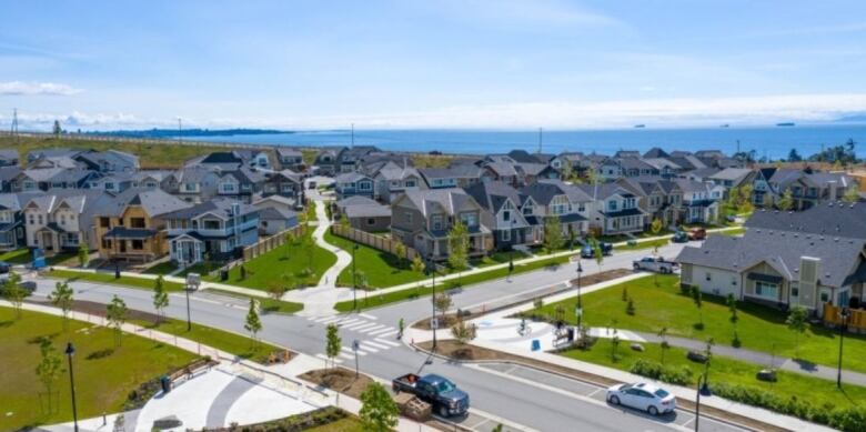 A bunch of houses all lined up together with a beautiful backdrop.